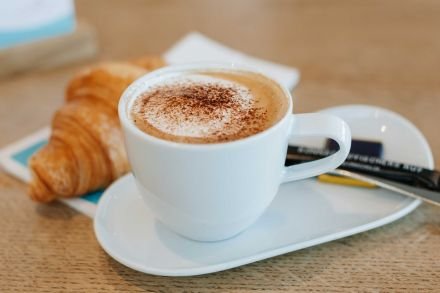 Praxisticker Nr. 12/2024: Das Finanzamt redet um den heißen Kaffee herum – Kalkulation des Kaffeeumsatzes bei einer Schätzung