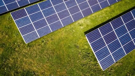 Praxisticker Nr. 17/2025: Umsatzsteuer bei PV-Anlagen: Lieferung von Mieterstrom als selbständige Hauptleistung